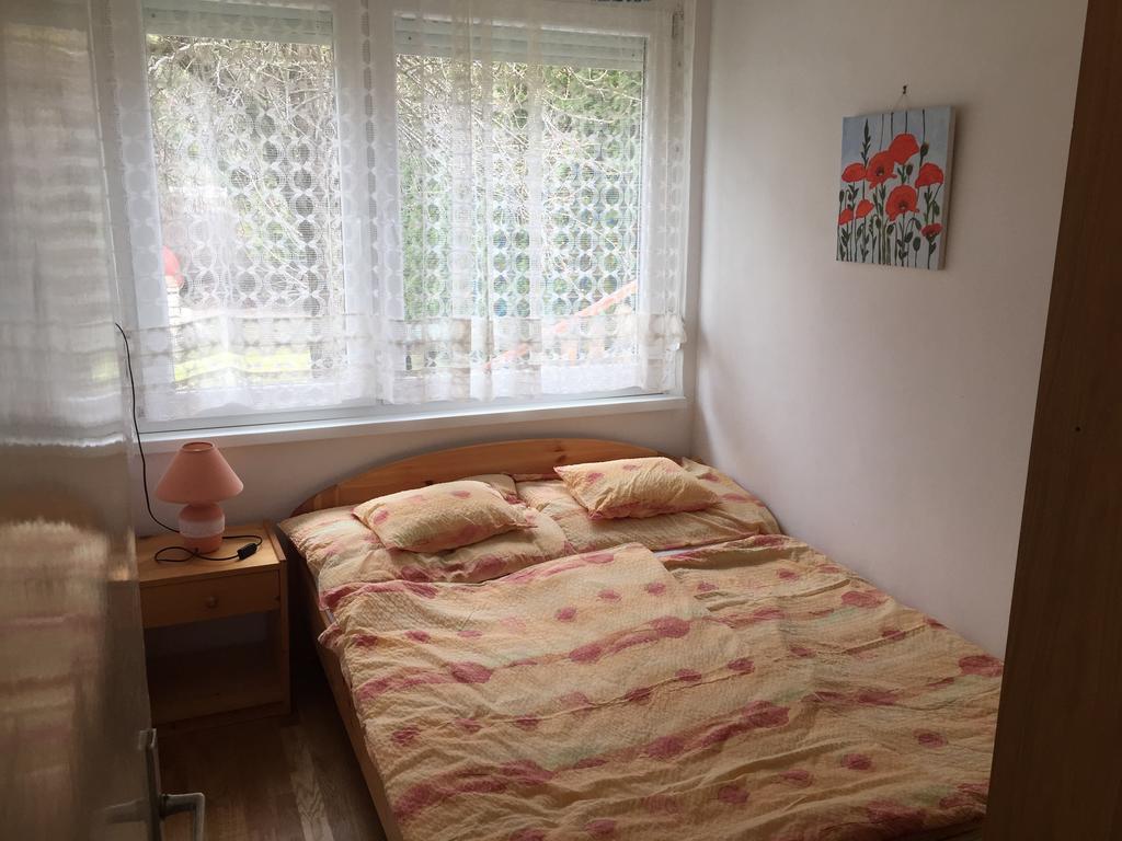 Siraly Apartman Balatonfůzfő Rum bild