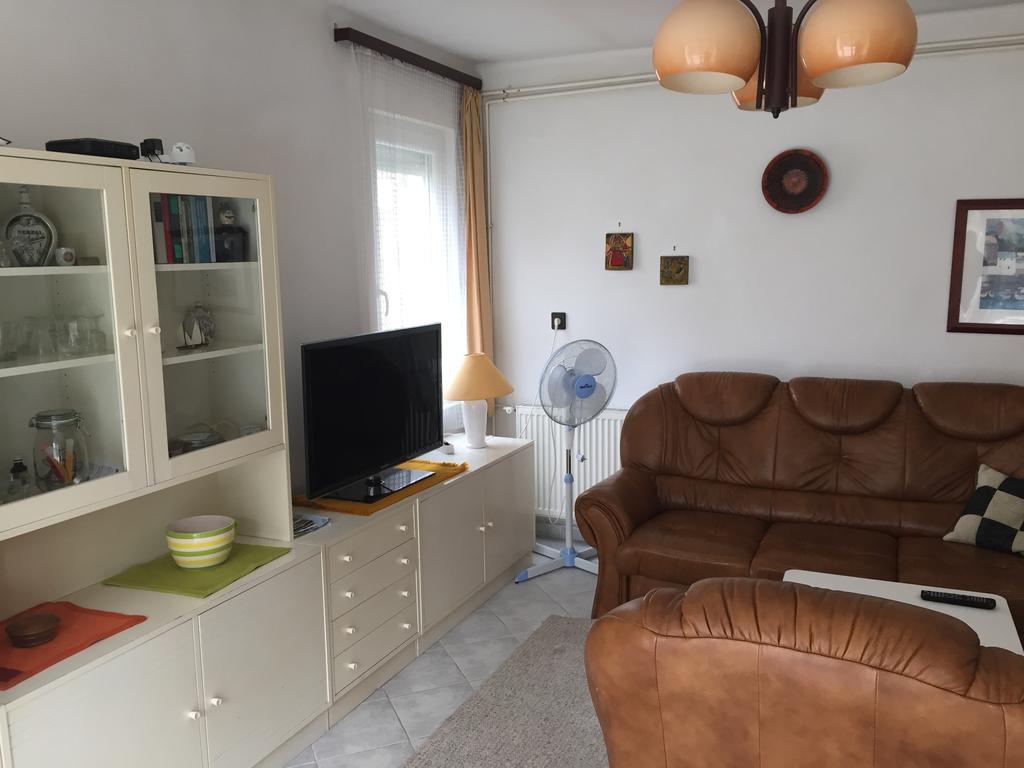 Siraly Apartman Balatonfůzfő Rum bild